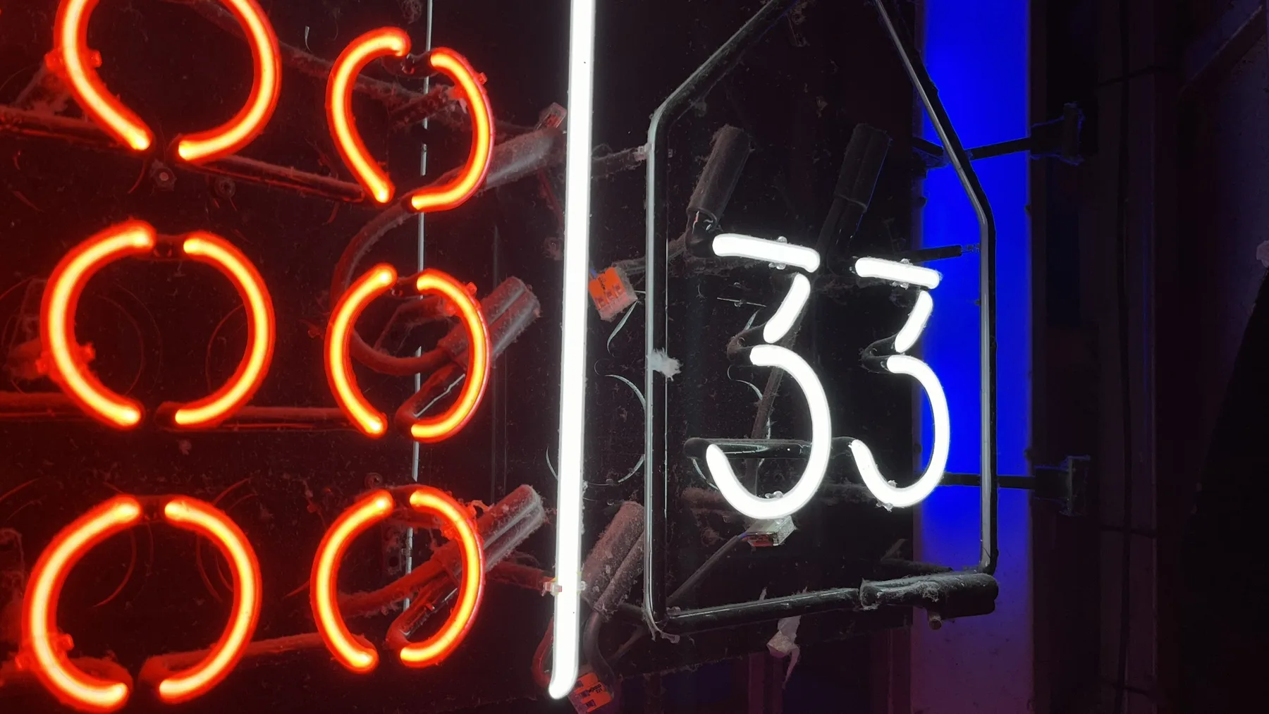 Rote, weiße und blaue Neonröhren mit der Zahl 33