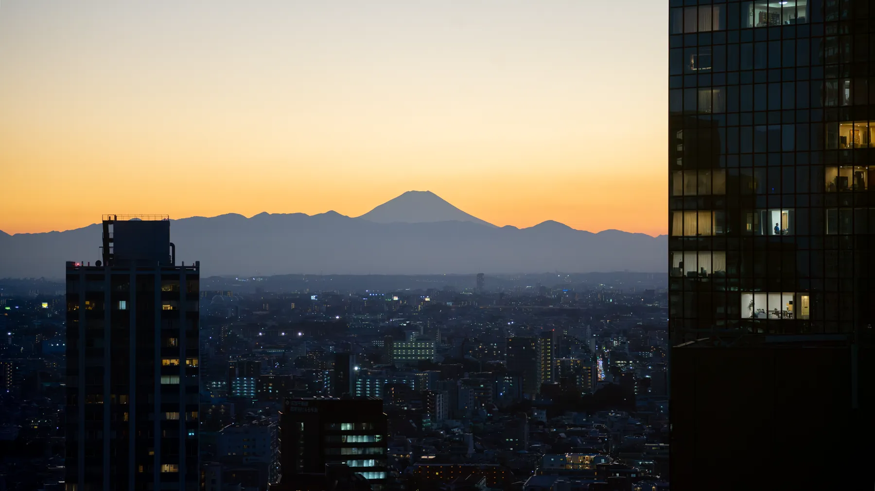 Silhouette des Fuji vor orangefarbenem Abendhimmel
