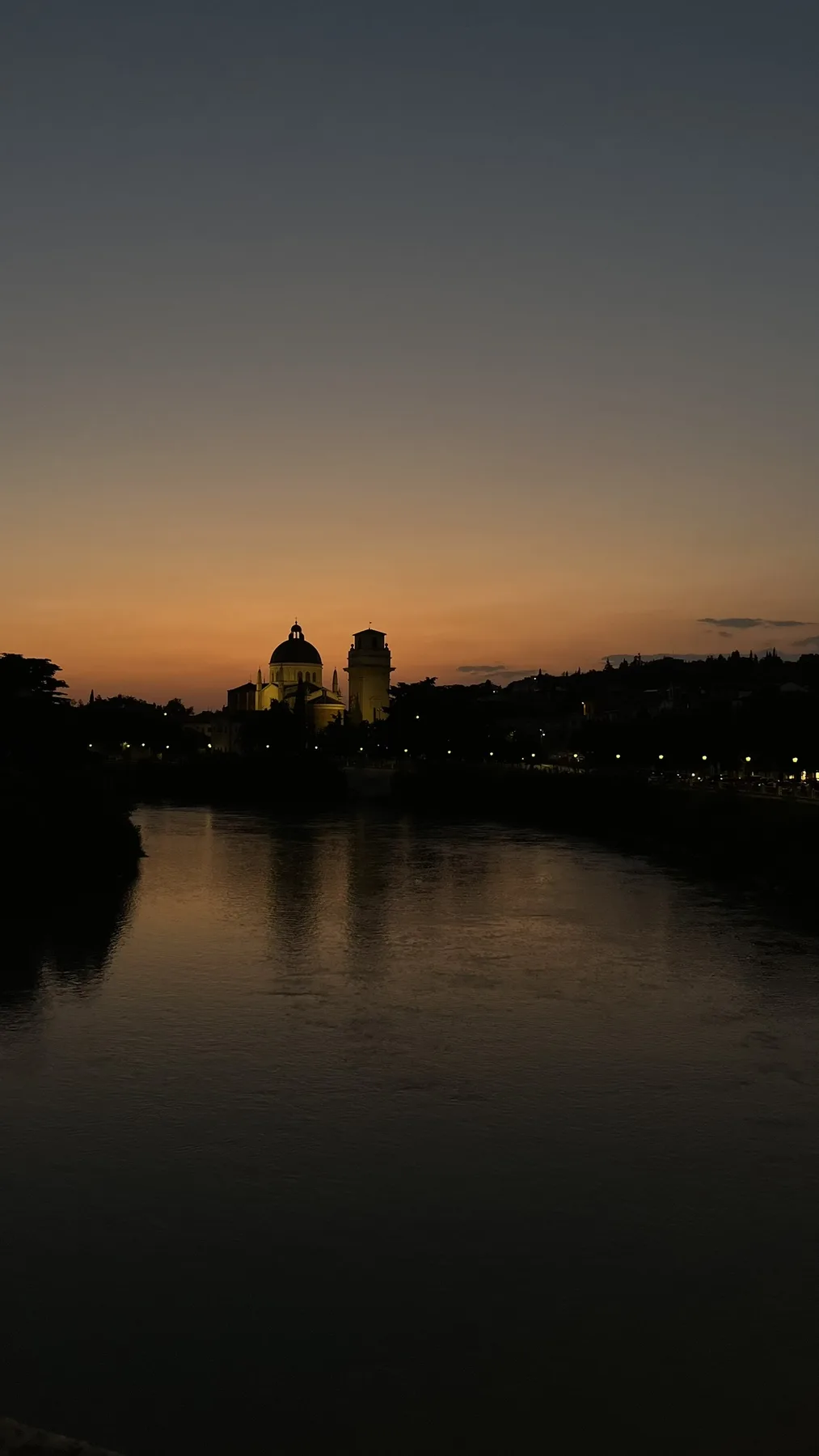 Silhouette von San Giorgio in Braida am Fluss unter dem Abendhimmel von Verona
