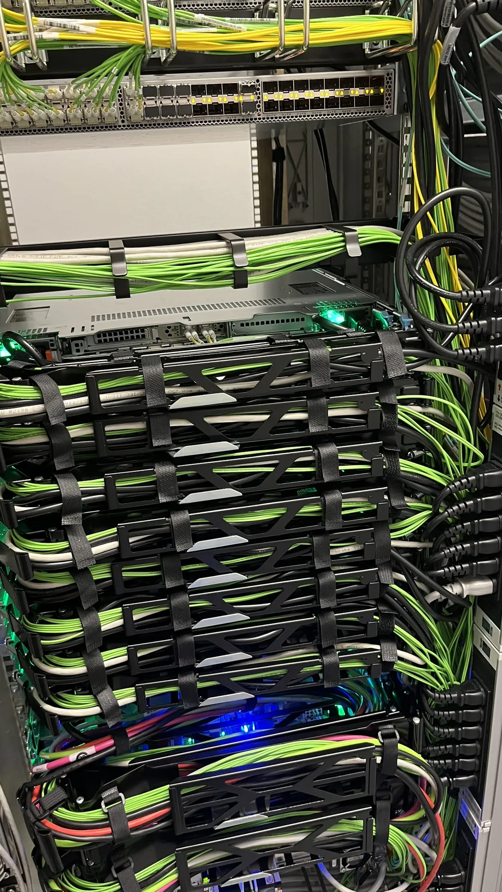 Strukturiertes Kabelmanagement und Netzwerkhardware in einem Serverschrank